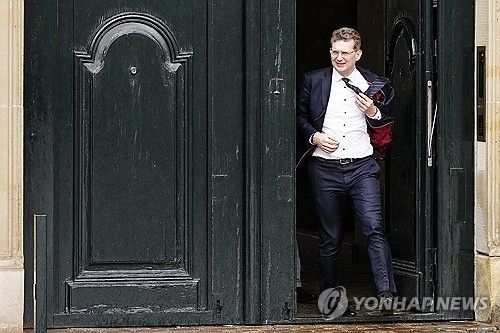 덴마크 연정 구성권을 부여받은 포울센 자유당 대표