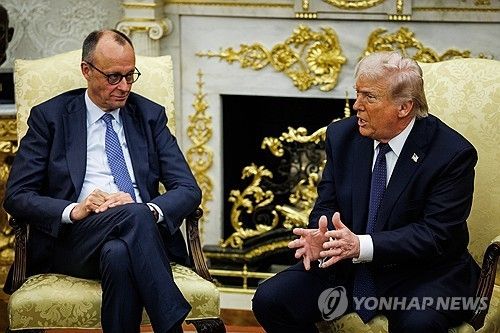 지난 3월초 백악관에서 정상회담을 하는 트럼프 미국 대통령(오른쪽)과 메르츠 독일 총리[EPA=연합뉴스 자료사진. 재판매 및 DB 금지]