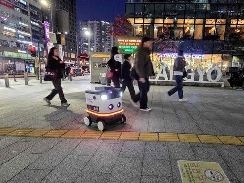 판교역 일대 순찰 중인 순찰로봇