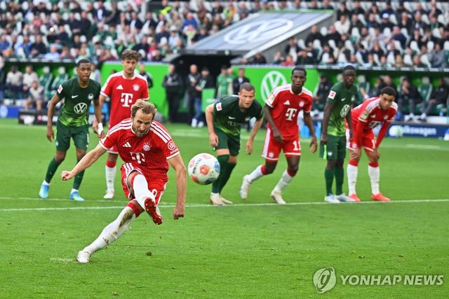 페널티킥을 실축하는 뮌헨의 해리 케인