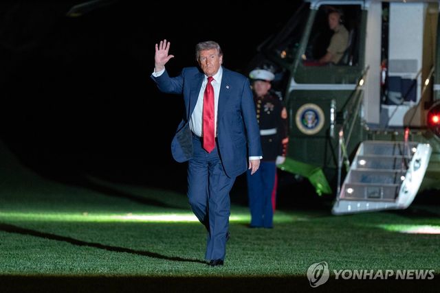 마린원에서 내리며 인사하는 트럼프 대통령