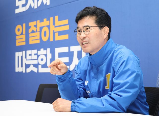 인터뷰하는 이원택 예비후보