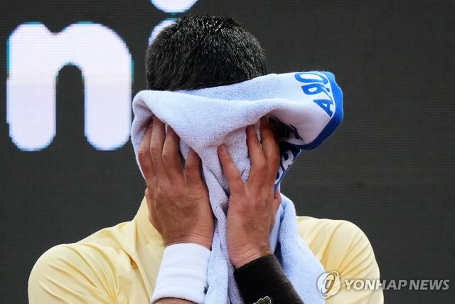 얼굴 닦는 조코비치