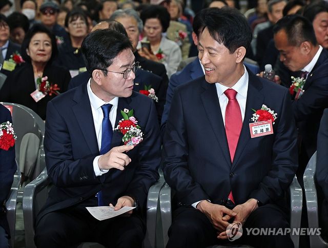 어버이날 행사에서 만난 정원오-오세훈 후보