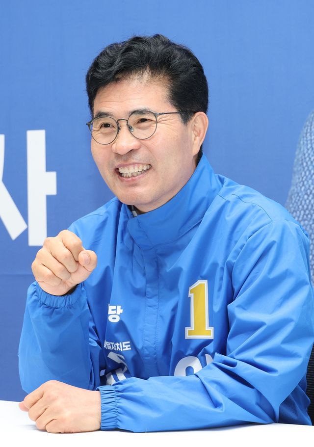 인터뷰하는 이원택 예비후보