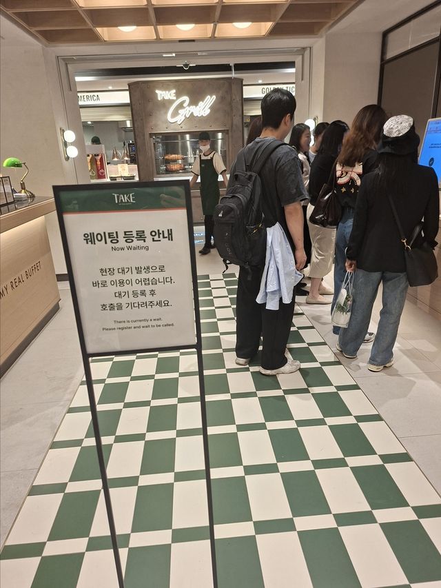 뷔페 레스토랑 '테이크' 입장 기다리는 손님들 