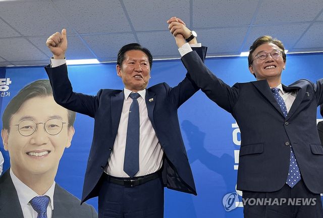 정청래 당대표와 만세하는 전재수 부산시장 후보
