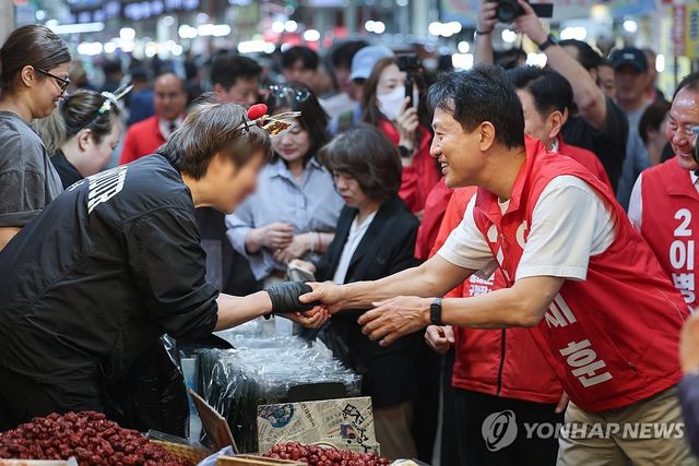 경동시장 상인들과 인사나누는 오세훈 후보