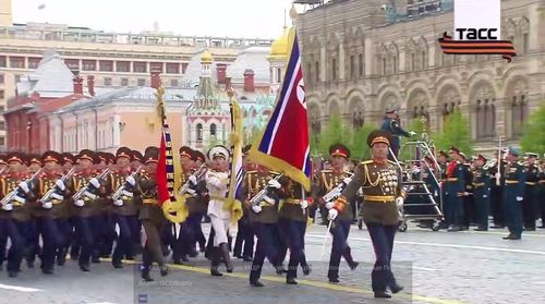 러 전승절 열병식에서 행진하는 북한군
