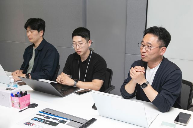 연합뉴스와 인터뷰하고 있는 KT 레드팀