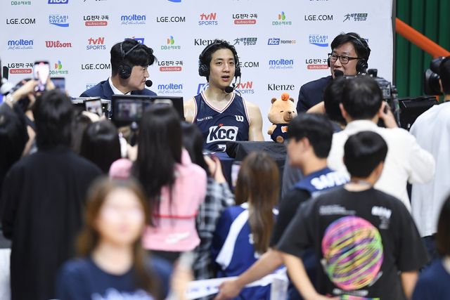 경기 종료 후 방송 인터뷰하는 허훈