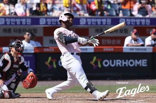 동점 투런포 날린 페라자