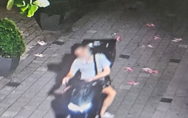 강남 일대 불법 전단지 배포 장면