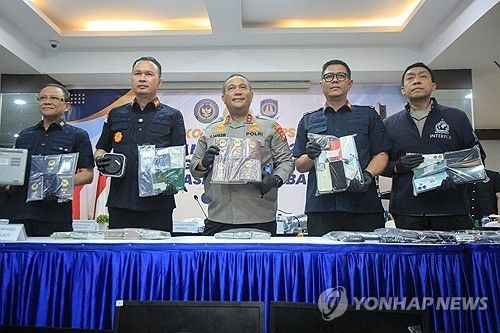 압수한 증거물 공개하는 인도네시아 당국 관계자들