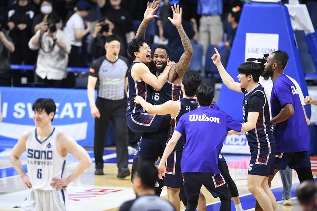 승리에 기뻐하는 KCC 선수들