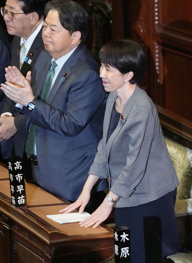 '일본판 CIA' 법안 통과 후 인사하는 다카이치 총리