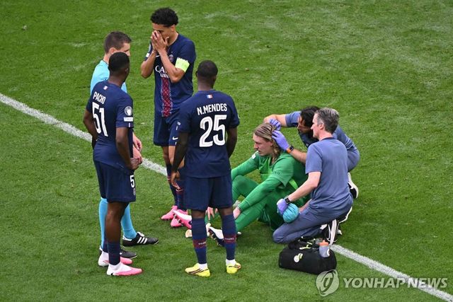 부상 당한 골키퍼의 치료 장면