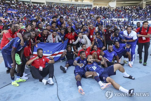 세르비아를 대파하고 기뻐하는 카보베르데 선수들