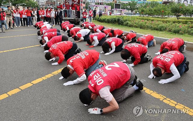 큰절하는 국민의힘 울산 후보들