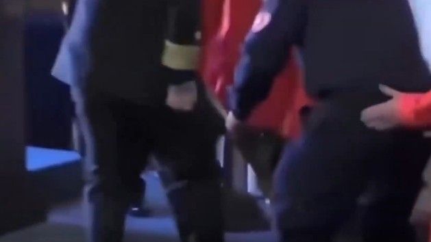 부제독의 주머니를 물어뜯은 칠레 마약탐지견