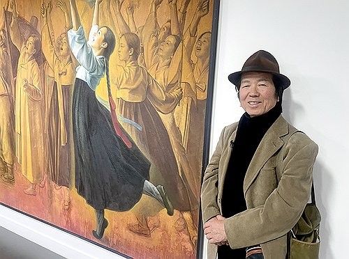 지난 2024년 자신의 개인전 전시장을 찾은 김석출 작가