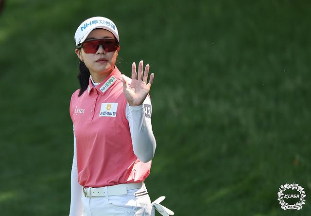 박민지, 5타차 뒤집고 MBN 여자오픈 우승…KLPGA 통산 20승 위업