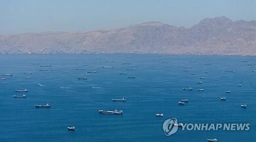 호르무즈 해협 부근에 정박 중인 선박들