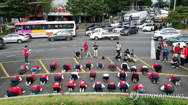 출근길 시민에게 큰절하는 국민의힘 울산 후보들