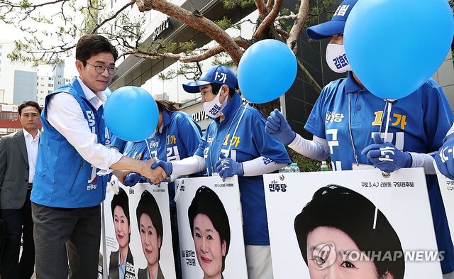 선거운동원들과 인사하는 정원오 후보
