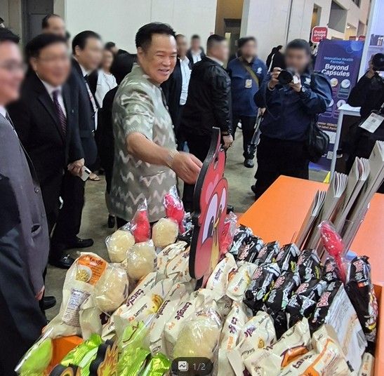 타이펙스에 참가한 삼양식품의 부스 둘러보는 아누틴 찬위라꾼 태국 총리