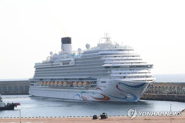 제주 강정항에 입항한 아도라 매직시티호