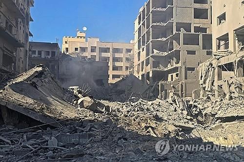 이스라엘의 폭격이 파괴된 레바논 남부 티레 