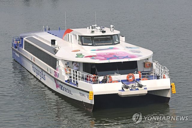 여의도선착장 들어서는 한강버스