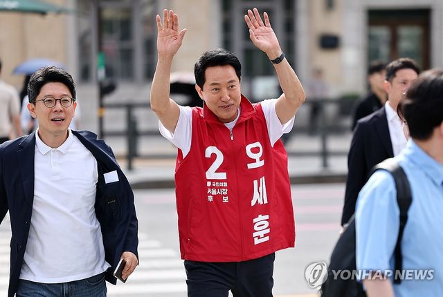 오세훈 시장 후보, 광화문 출근 인사