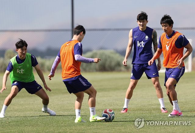 훈련하는 김민재와 조규성