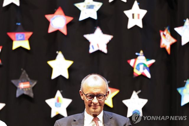 김나지움에서 발언하는 메르츠 총리