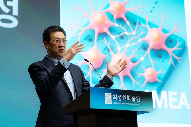 월 28일 서울 강남구 한국고등교육재단 빌딩에서 열린 최종현학술원 주최 특별강연에서 함돈희 하버드대 공학 및 응용과학부 석좌교수가 '두뇌의 재구성'을 주제로 강연하고 있다. [최종원학술원 제공. 재판매 및 DB 금지]