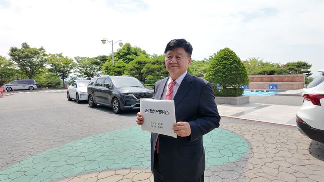 고발장 제출하는 김주홍 후보