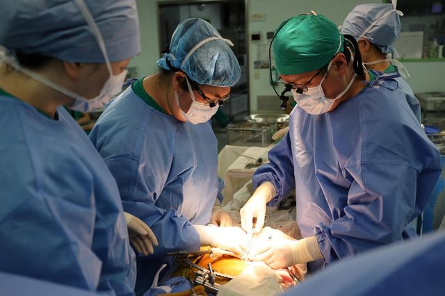 (서울=연합뉴스) 서울아산병원 장기이식센터 신장이식팀이 지난달 20일 만성 신부전 환자에게 아내의 신장을 성공적으로 이식하며 신장이식 8천례를 달성했다. 오른쪽 첫 번째가 집도의인 김영훈 서울아산병원 신·췌장이식외과 교수, 두 번째가 권혜은 교수. 2026.06.01. [서울아산병원 제공. 재판매 및 DB 금지]