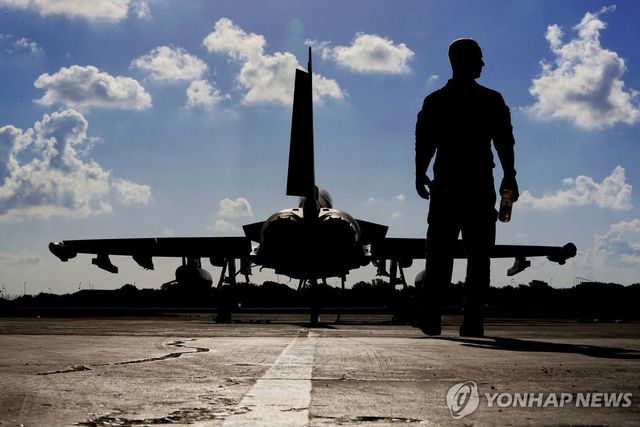 아크로티리 기지의 타이푼 전투기와 영국군