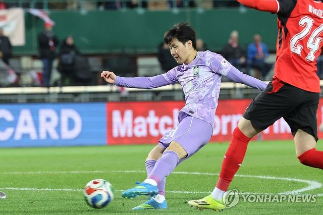 슛하는 이강인