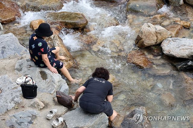 계곡물에 발 담그고