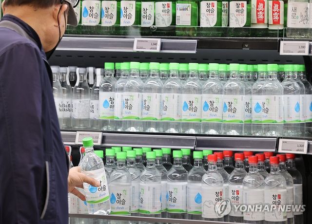 서울 한 대형마트에 진열된 소주