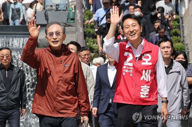함께 손 흔드는 오세훈-이명박