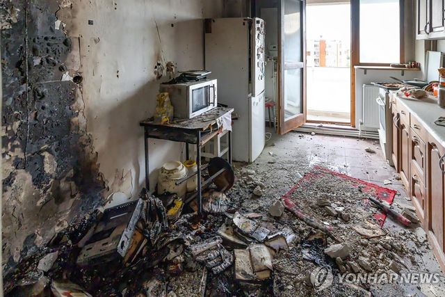 드론 충돌로 부서진 루마니아 갈라치 아파트