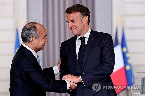 1일 엘리제궁에서 기자회견한 손정의 소프트뱅크 회장과 마크롱 대통령