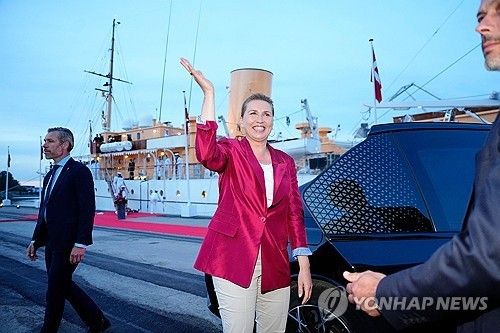 1일 3연임을 확정짓고 밝은 표정으로 손을 흔드는 메테 프레데릭센 덴마크 총리 [AFP 연합뉴스 자료사진. 재판매 및 DB 금지] 
