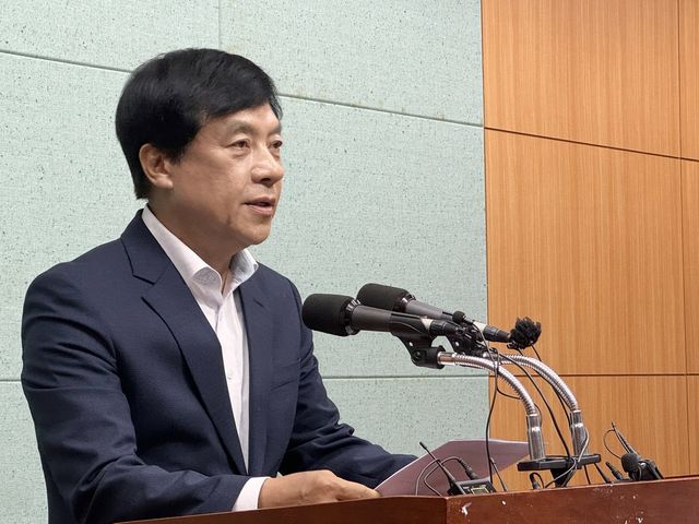 기자회견하는 이성윤