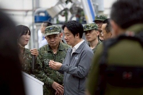 29일 남부 가오슝 '공군남부구역작전관제센터' 등을 방문한 라이칭더 대만 총통(가운데