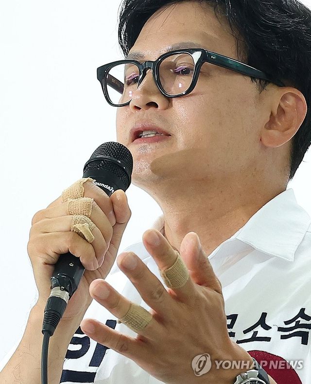 반창고 붙인 한동훈 손